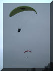 pe-07-lima-04-miraflores-10-paraglider-two-gliders.jpg (21466 bytes)