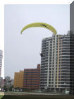 pe-07-lima-04-miraflores-13-paraglider-landing.jpg (44457 bytes)